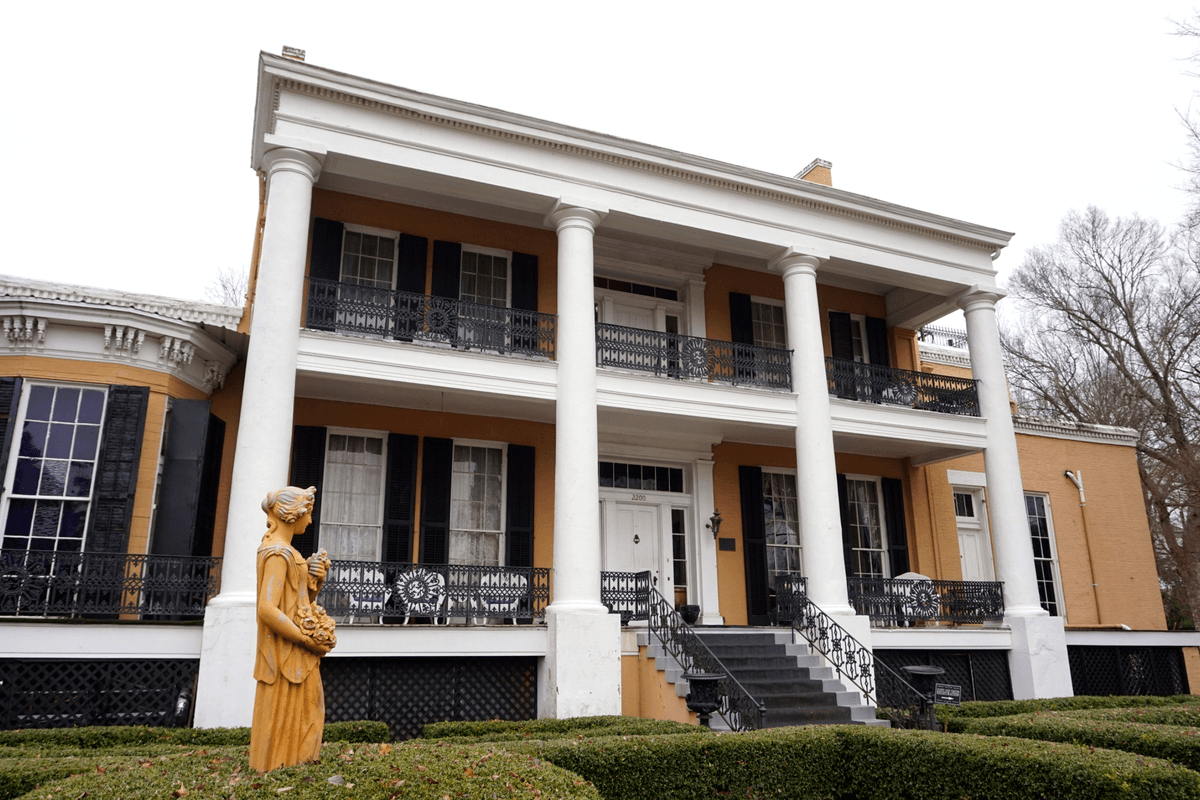 Cedar Grove Mansion is one of many Vicksburg Mansions
