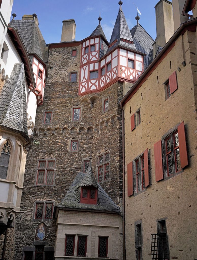 Burg Eltz courtyard