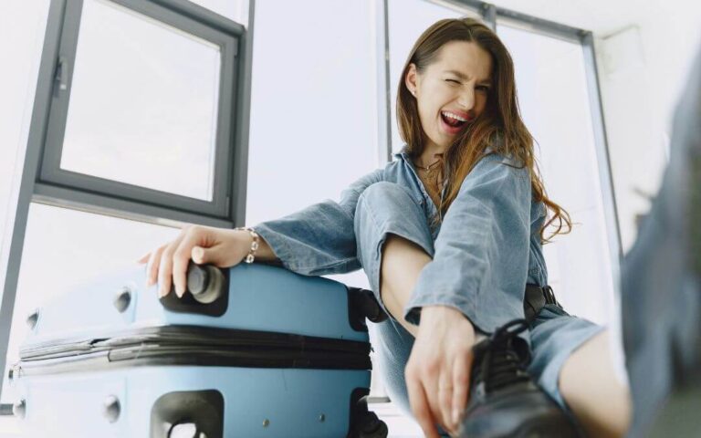 Packing a Suitcase: 5 Digital Assistants for a Stress-Free Family Trip